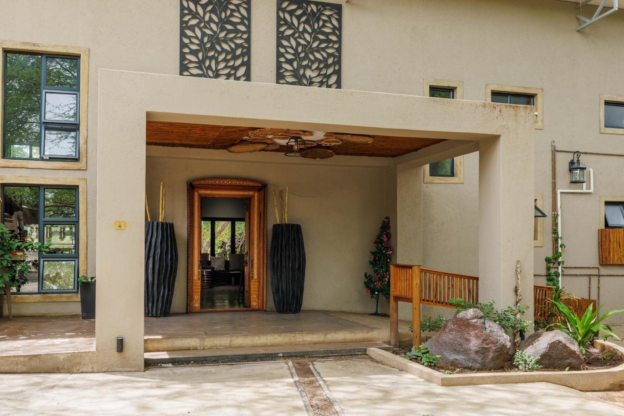 Chobe House Villa And Chalets Kasane Exteriör bild